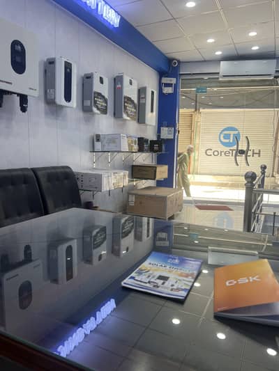 Shop py larkay ki zrurat hy