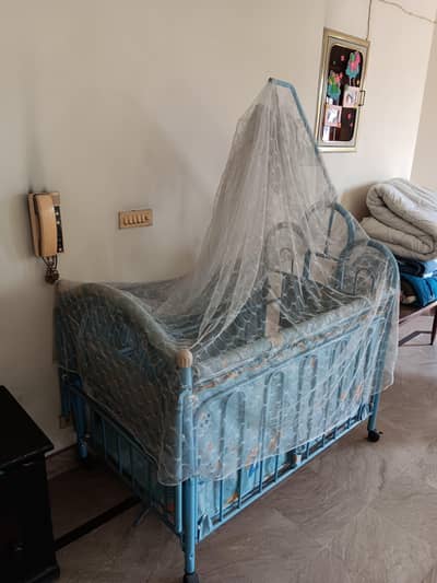 very good condition baby cot convertible bed dha phase 4