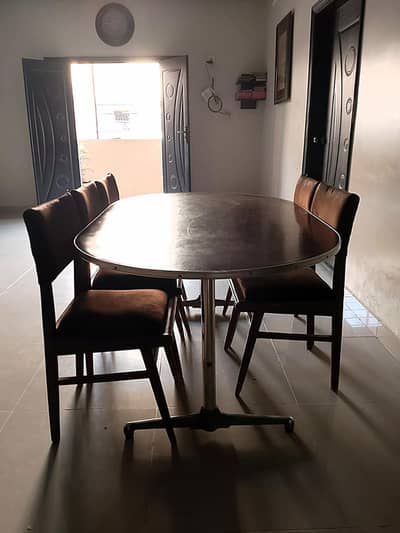 Wooden Dining Table Oval-Shaped with 5 Sheesham chairs Good Condition