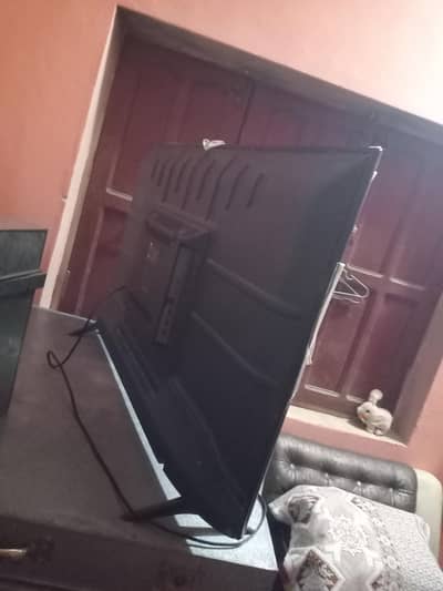 bilkul new hai 42 inch PEL original samrt LCD hai jis bhai ko chaye ra