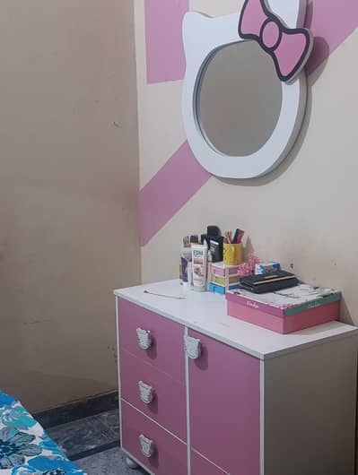 I am selling hello kitty bed