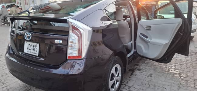 toyota prius 100% orignal milage & paint