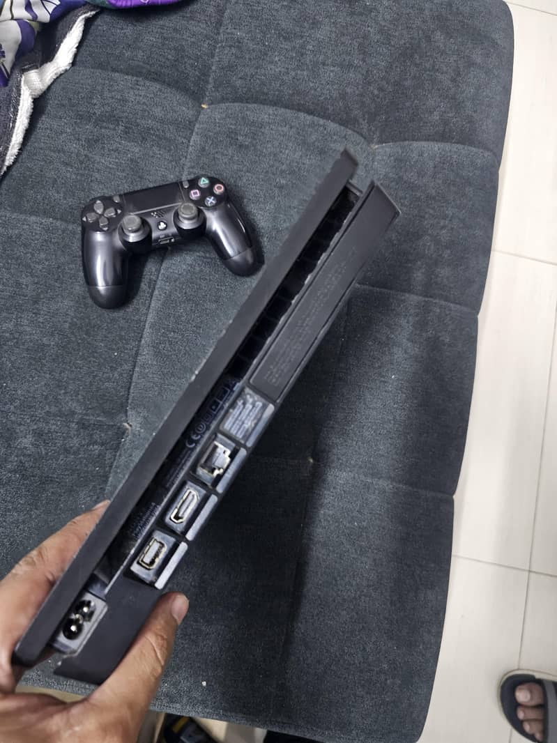 PS4 Slim 2