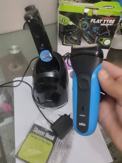 Braun shaver series 3 wet and dry with cleaner Machine