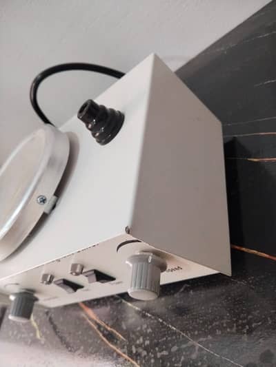 Hot plate magnetic stirrer