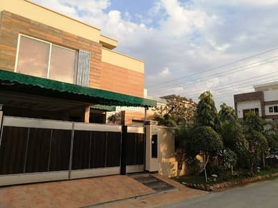 Luxurious 1 Kanal Corner House With Basement Owner Built 6 Bedrooms 20KVA Solar Installed Ex State Life Society Block B