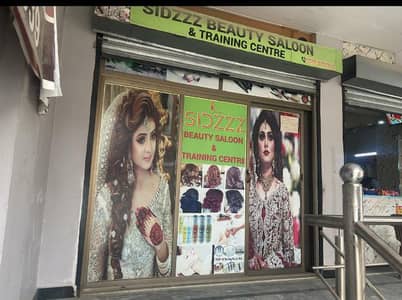 المونیم کا بنا ہواسلون کا فرنٹ دروازہ