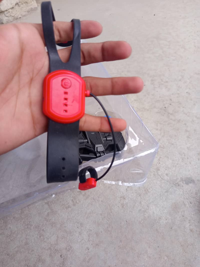 بچوں کی ریموٹ اور واچ کنٹرول والی گاڑی 4