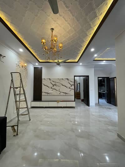 8 MARLA SLIGHTLY USED HOUSE AVAILABLE FOR SALE