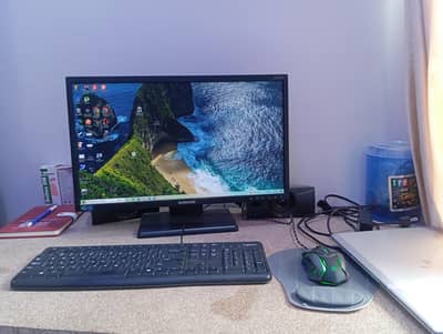 Core i7 6700, 8 gb ram, NVIDIA 4 gb quadro k2200,  256 ssd