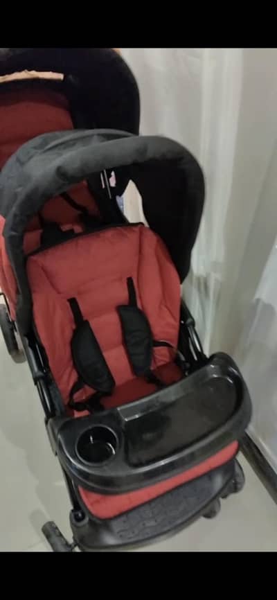 "بہترین کوالٹی کی پرام (بچوں کو باہر لے جانے والی) دبئی سے امپورٹڈ ہے"