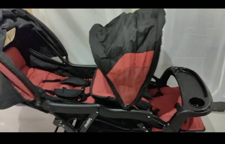 "بہترین کوالٹی کی پرام (بچوں کو باہر لے جانے والی) دبئی سے امپورٹڈ ہے" 3