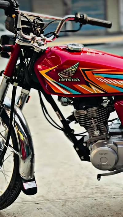 Honda 125 red colour
