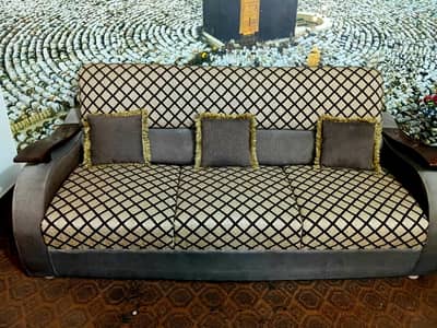 5 seater Sofa set with Cushions and Center Table