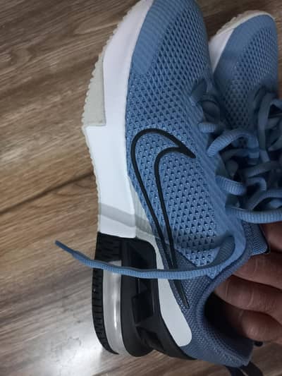 Nike shoes air max_____ size is 40 . . not use for 1 minute
