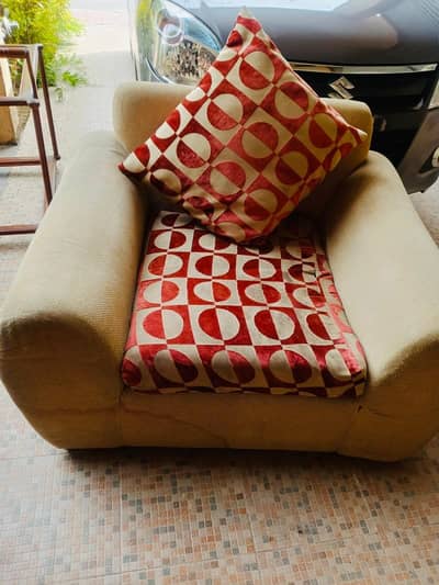 7 Seater Sofa Set: Reasonable Condition