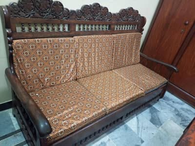 chinyoti 5 seats old sofa. .