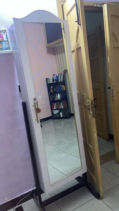 Condition 10/10 , white wooden texture 