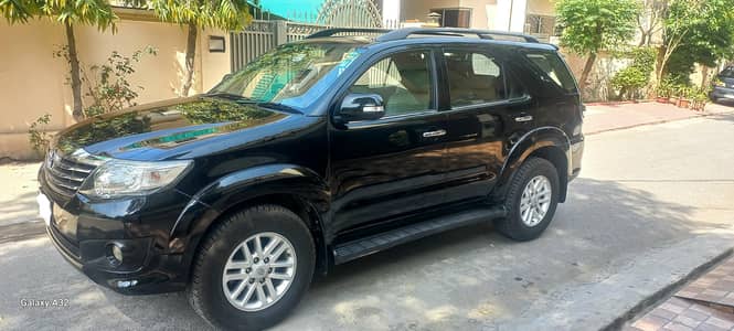 Toyota Fortuner V  2.7  , Model 2013 , Lahore Registered