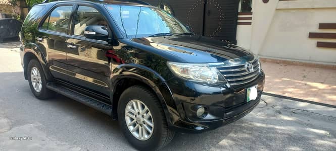 Toyota Fortuner V  2.7  , Model 2013 , Lahore Registered