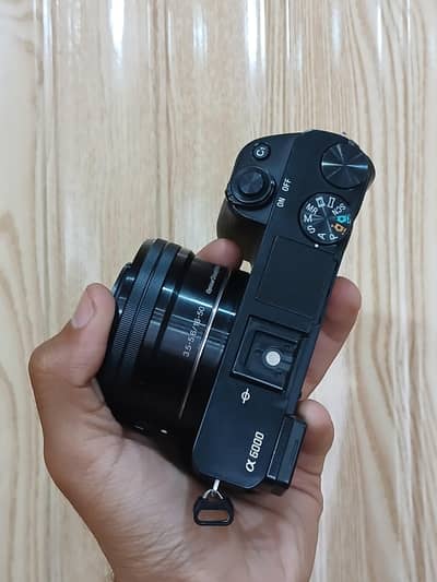 Sony a6000 with kit lens 2 batteries and boxn