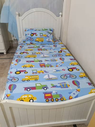 Single bed with mattress avaliable.  Good condition