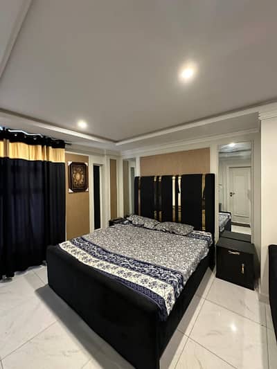 STUDIO FULLY FURNISHED FULL LUXURY EXCELLENT CONDITION GOOD FLAT FOR RENT IN BAHRIA TOWN LAHORE