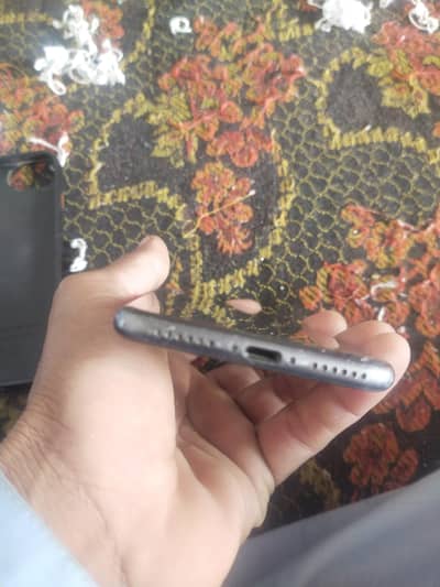 iphpne 8 128gb non camera dslr sa b acha hai pubg kmal chalata hai