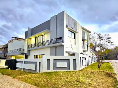 Very Spacious 1 Kanal Corner 7 Bed House