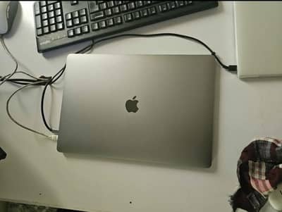 MacBook pro 2019 15.4inch i7