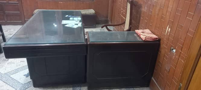 wants to sell office table and chair