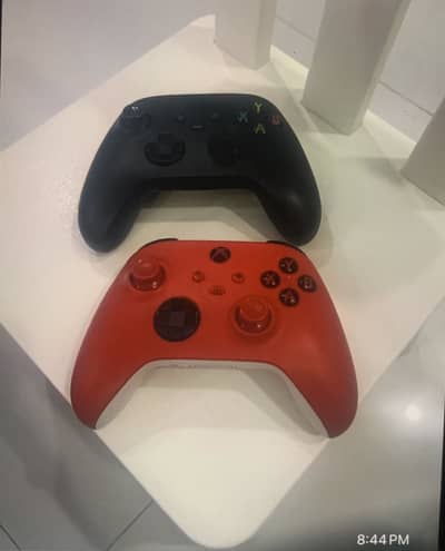 Xbox series s with 512 Gb. The condition is excellent. with 4 controller