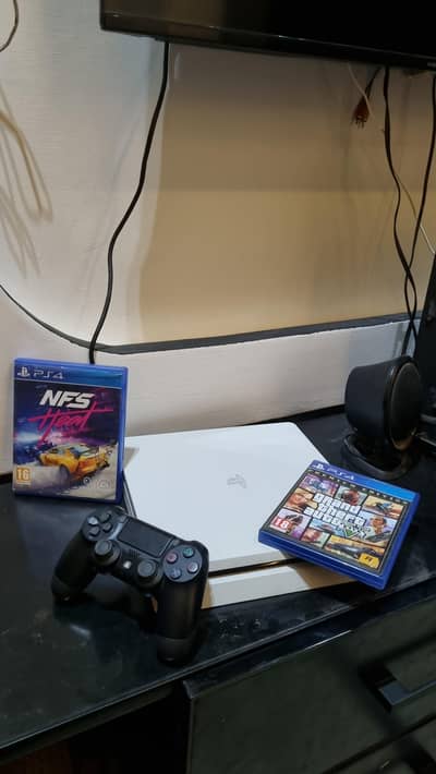 Ps4 Slim White edition 10/10 condition with 2 games