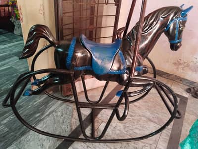 toyes fabric ka hours bna huwa he iska stand lohe ka he