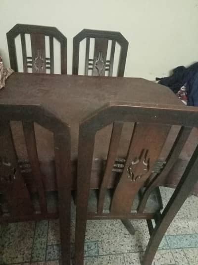 چار کرسیوں والا ڈائنگ ٹیبل برائے فروخت بہترین حالت