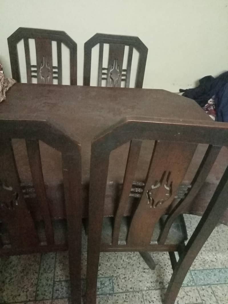 چار کرسیوں والا ڈائنگ ٹیبل برائے فروخت بہترین حالت 0