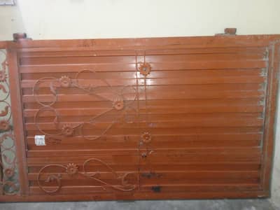 Gate iron