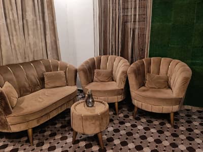 5 seter sofa set with table and 4 cushion urgent sell