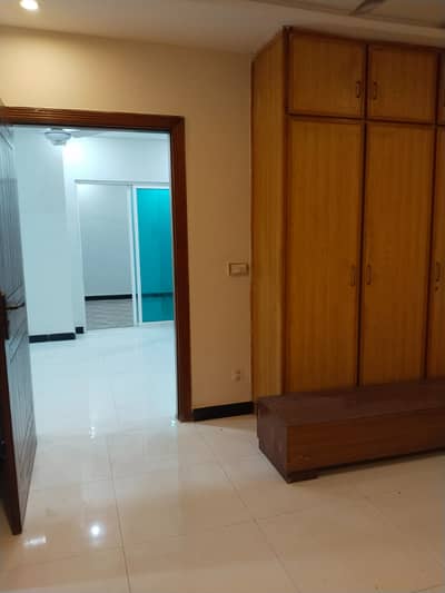 3bedrooms unfurnish apartment available for rent
