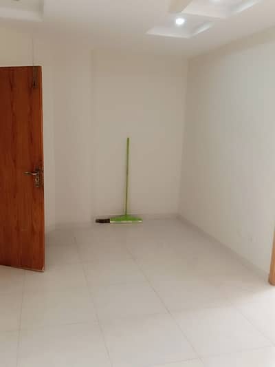 corner 2 bed flat for rent 2nd floor