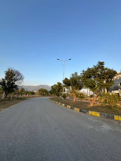 14 Marla Corner Plot On Investor Price Available For Sale