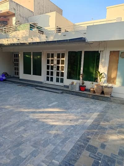 Gulberg Near MM Alam 48 Marla Old House Is Available For quick Sale.