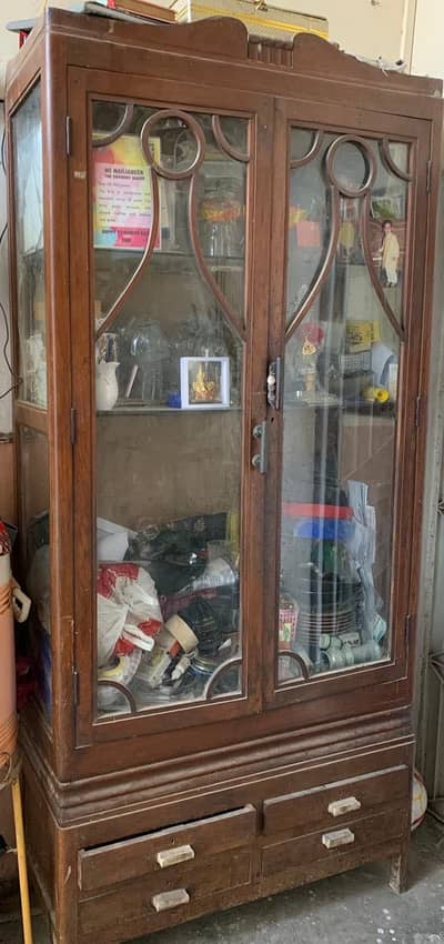 Wooden divider with mirror shelves