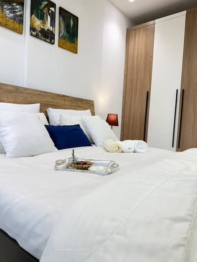 Deluxe Studio Apartment Pentasquare DHA Ph5 on per day rent