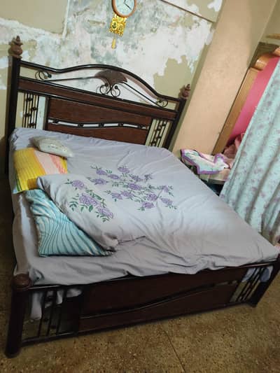 King Size Bed & Dressing Tabel