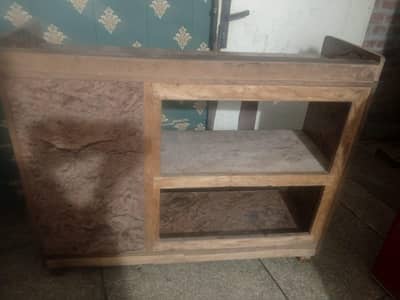 counter . . shoppkeper counter. . display counter. . cash counter