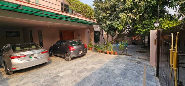 One Kanal Used Modern Design Owner Build Bungalow For Sale At Prime Location Of DHA Lahore Near To Park Masjid & Commercial Market.