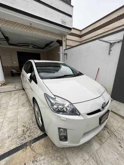Prius 2010-11 model 10/10 condition pearl white 1 piece spray