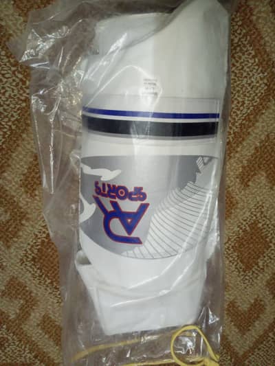 BRAND NEW BATTING THAI PADS AND BATTING PADS AVAILABLE FOR SALE.
