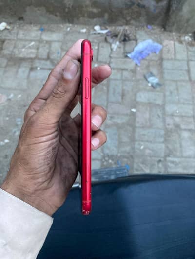 iPhone XR one hand use